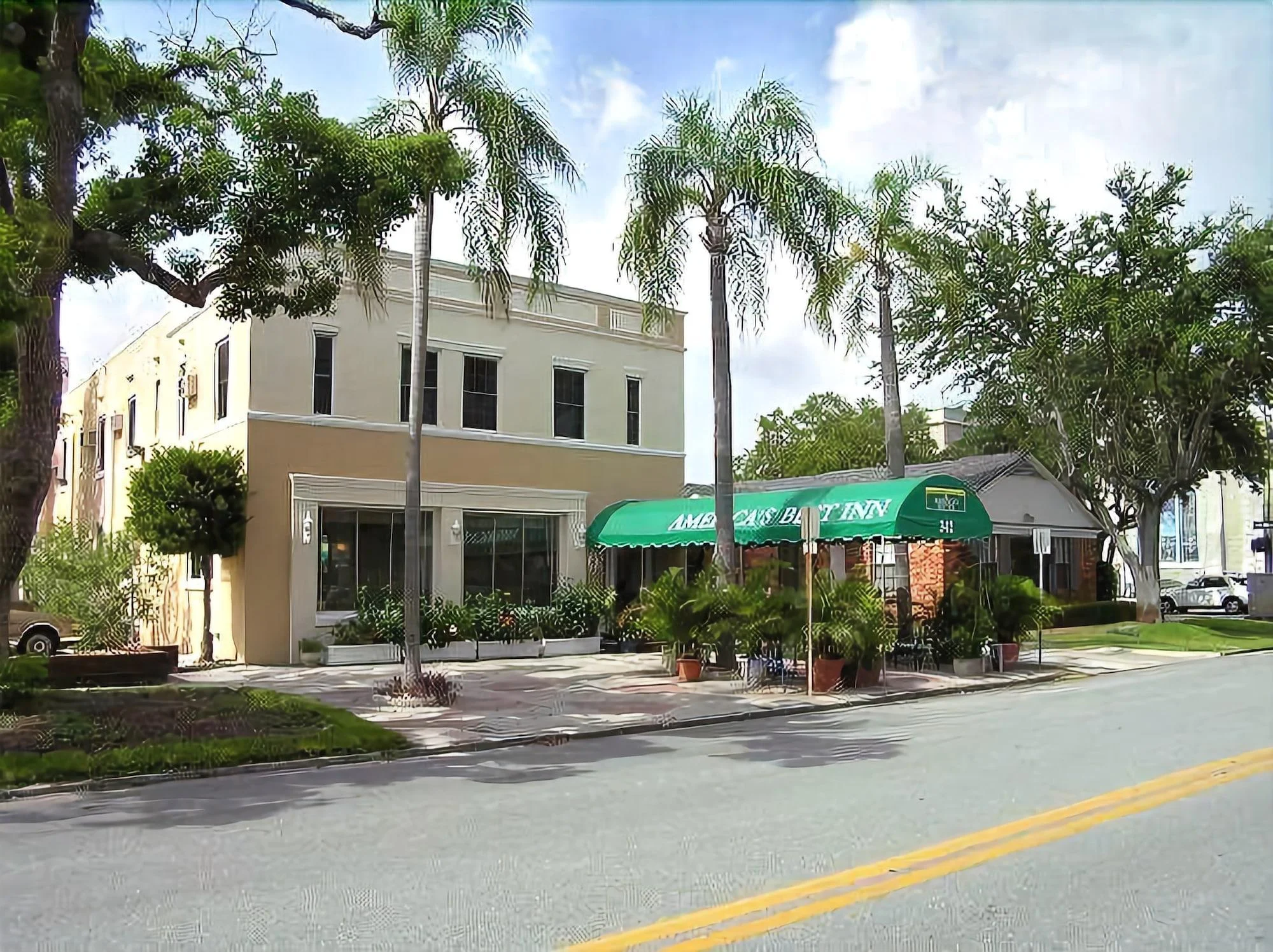 The Inn On Third exterior and green entrance awning on Third Avenue North