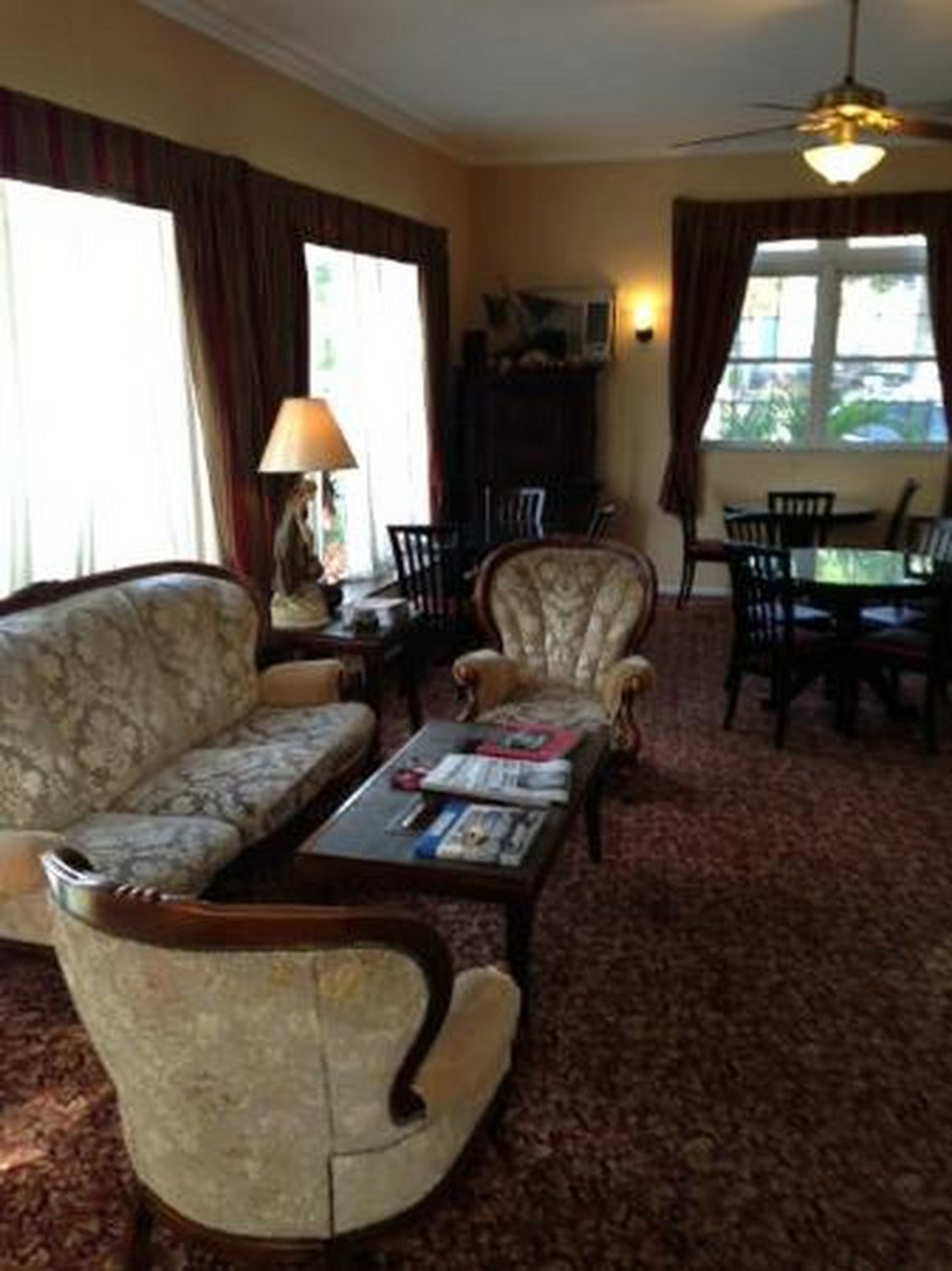 The Inn On Third lobby