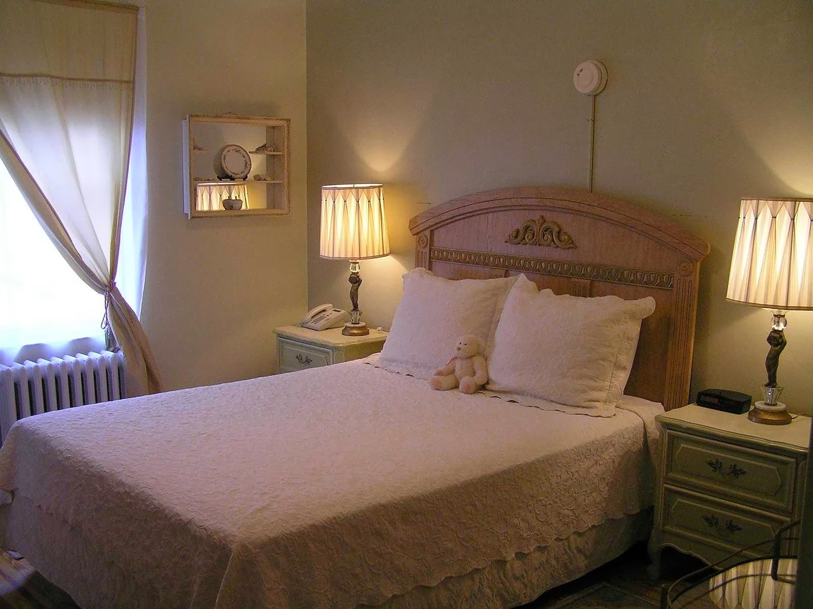 A queen guest room at The Inn On Third